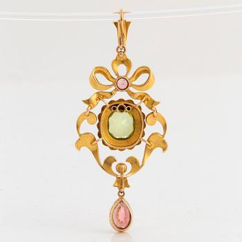 An 18K gold pendant set with a faceted peridot, pink tourmalines and half pearls.