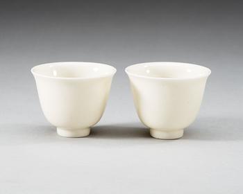 A pair of blanc de chine wine cups, Qing dynasty, Kangxi (1662-1722).