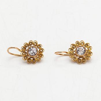 A pair of 14K gold filigree earrings,  synthetic stones. Westerback, Helsinki 1947.