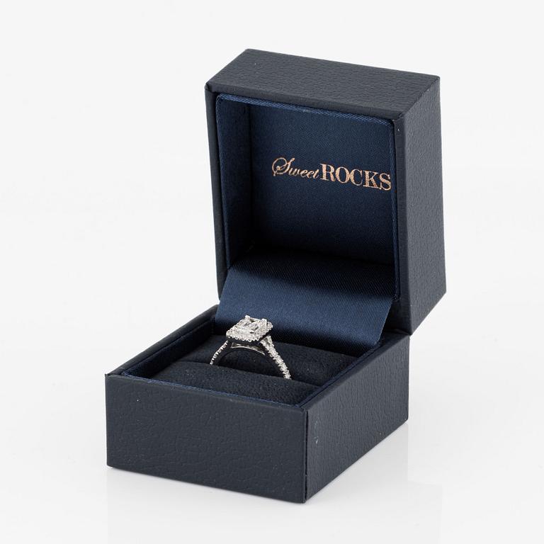 Ring, 18K vitguld med smaragdslipad diamant och briljantslipade diamanter, Sweet Rocks. Medföljande GIA dossier.