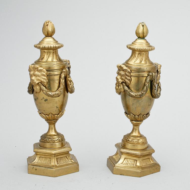 CASSOLETTER, ett par, 1800-tal.