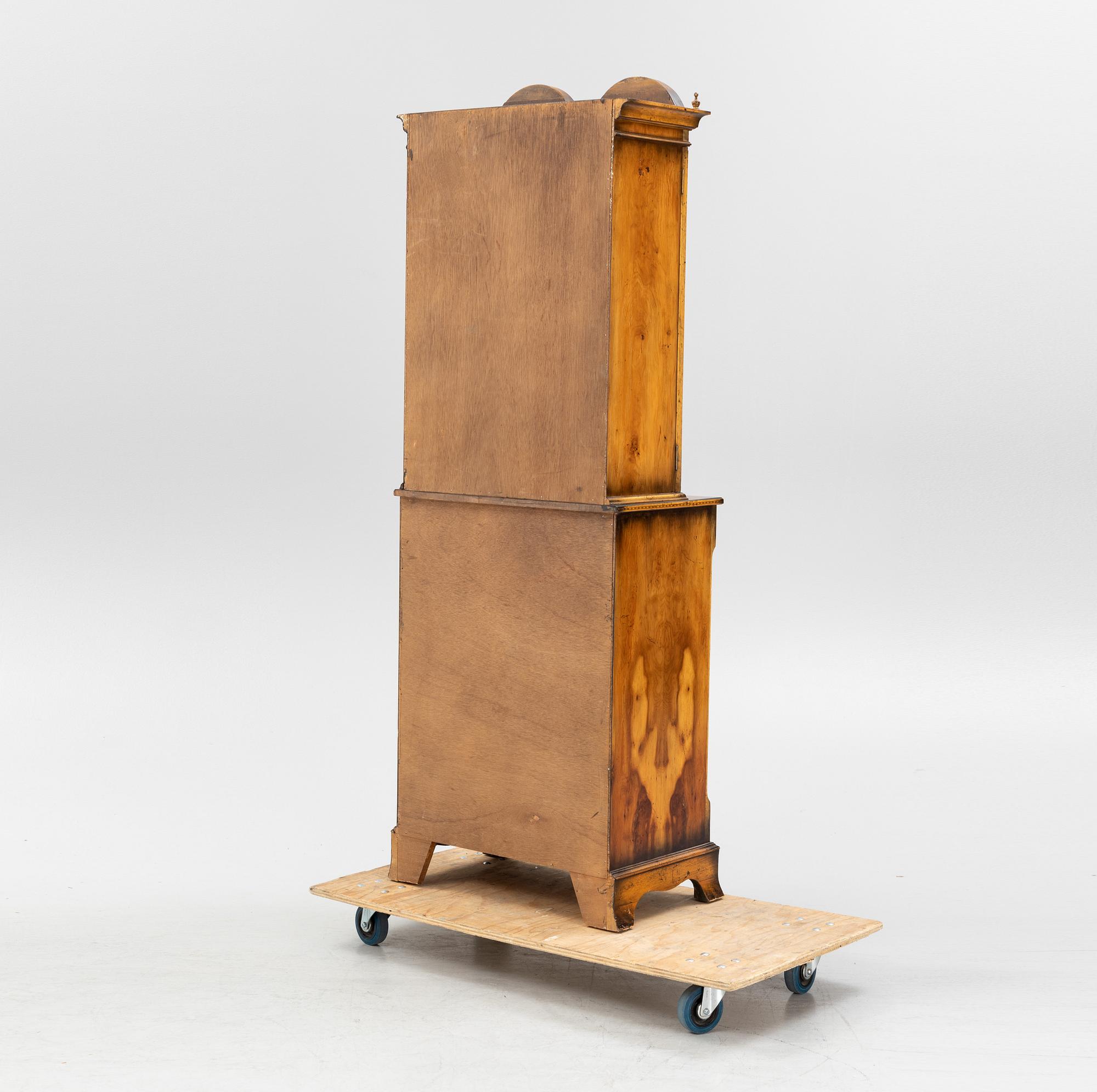 Vitrinskåp, England, sent 1900-tal.