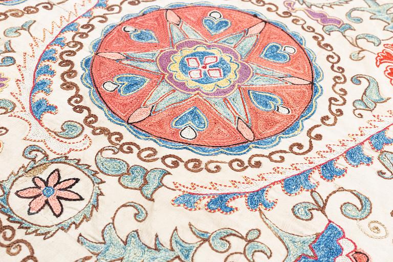 Broderi, Suzani, Uzbekistan, modern tillverkning, ca 187 x 142 cm.