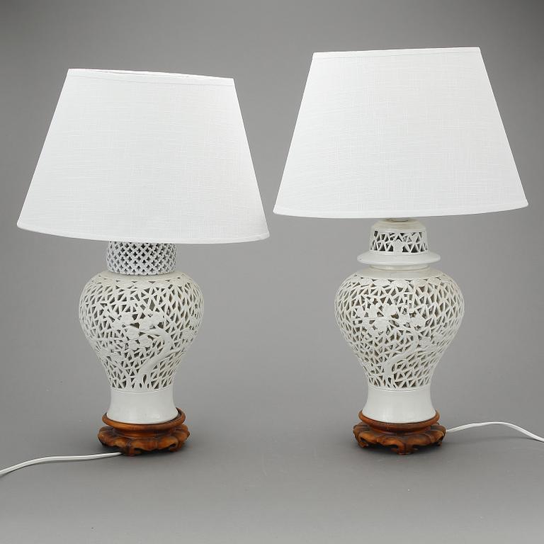 BORDSLAMPOR, ett par, porslin, 1900-tal, Kina.