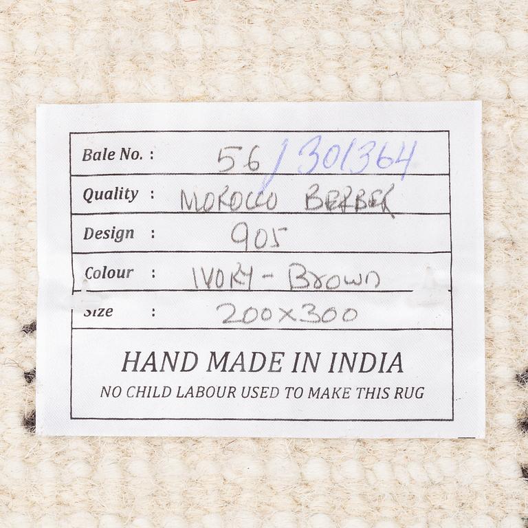 Matta, Marocko design, ca 300 x 200 cm.