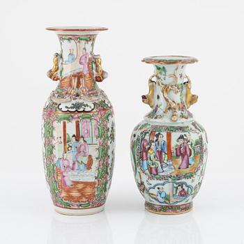 Vaser, 2 st, porslin, Kanton, kina, tidigt 1900-tal.
