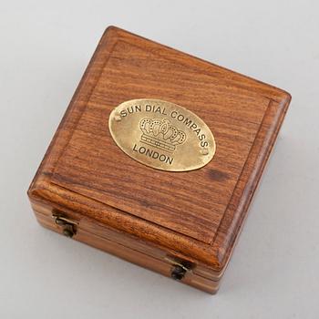 KOMPASS/SOLUR, mässing, 1900-talets andra hälft.