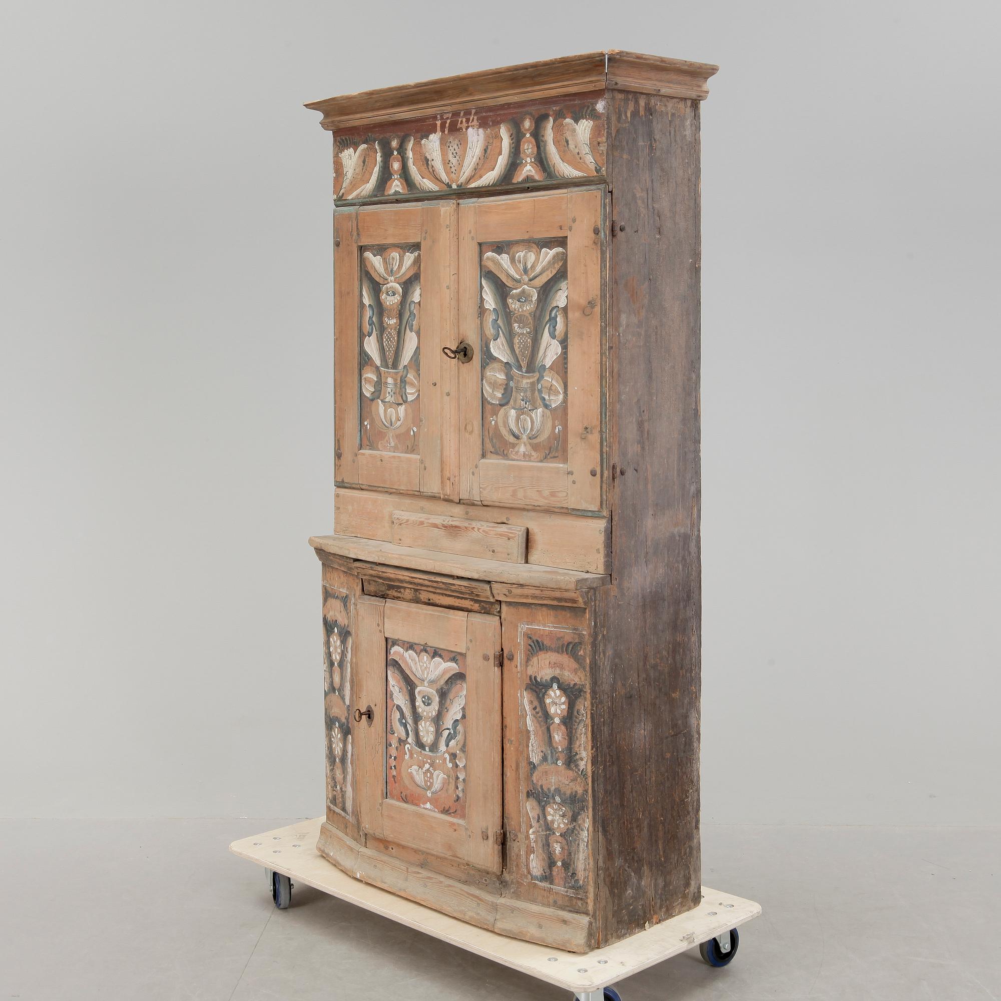 SKÄNKSKÅP, bär datering 1744.