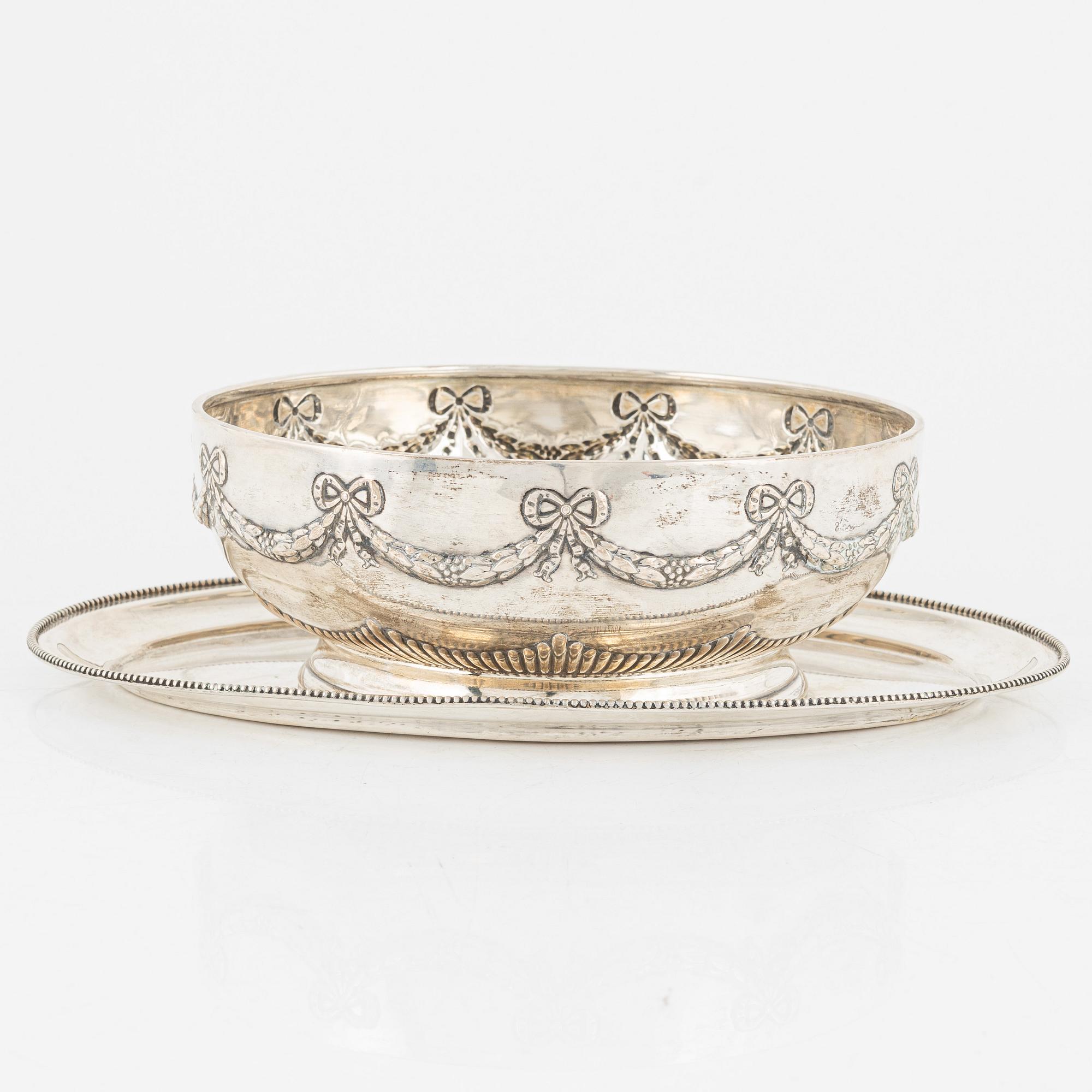 A silver bowl and a tray, including CG Hallberg, Stockholm, 1909.