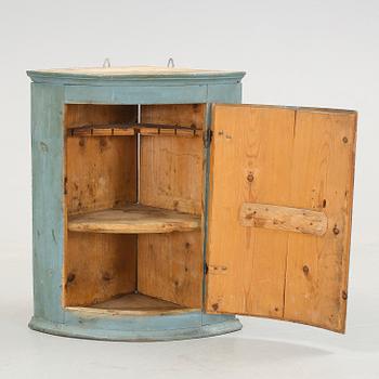 HÄNGSKÅP FÖR HÖRN. Allmoge. Hälsingland, 1700-1800-tal.