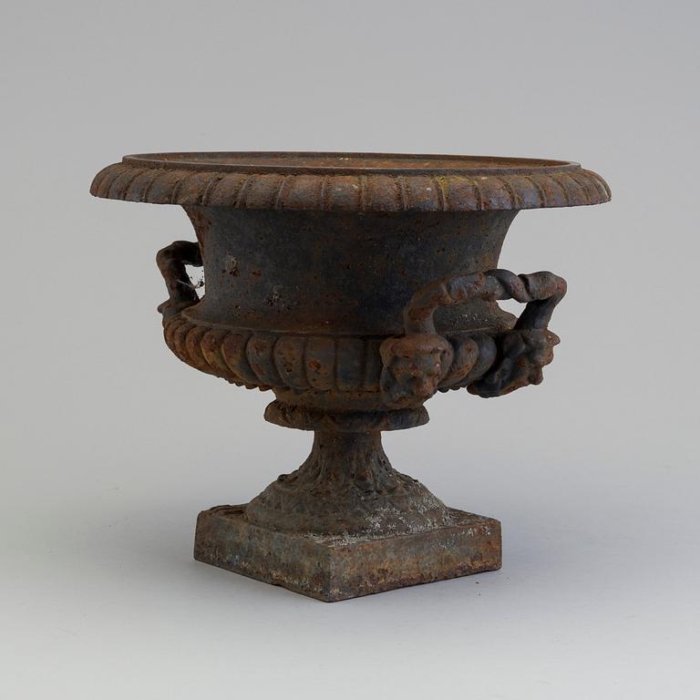 TRÄDGÅRDSURNA, gjutjärn, omkring 1900.