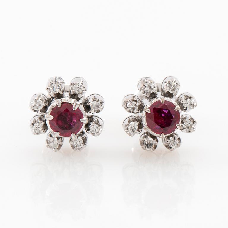 Ring/Cocktailring and earrings in 18K white gold set with single-cut diamonds and faceted rubies.