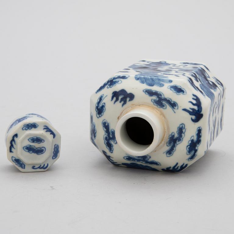 A Chinese porcelain tea caddy, 18/19th Century.