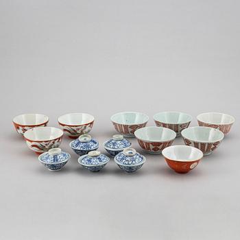 A set of 9 bowls and five cups with covers, China, 19th/20th Century.