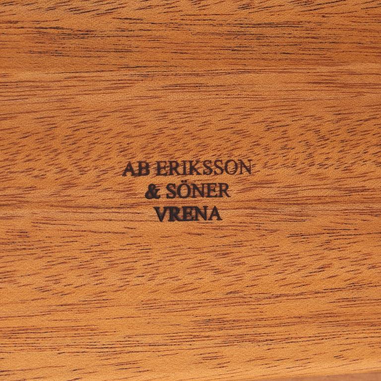 Josef Frank, bokhylla med vitrin, modell 2112, Firma Svenskt Tenn.