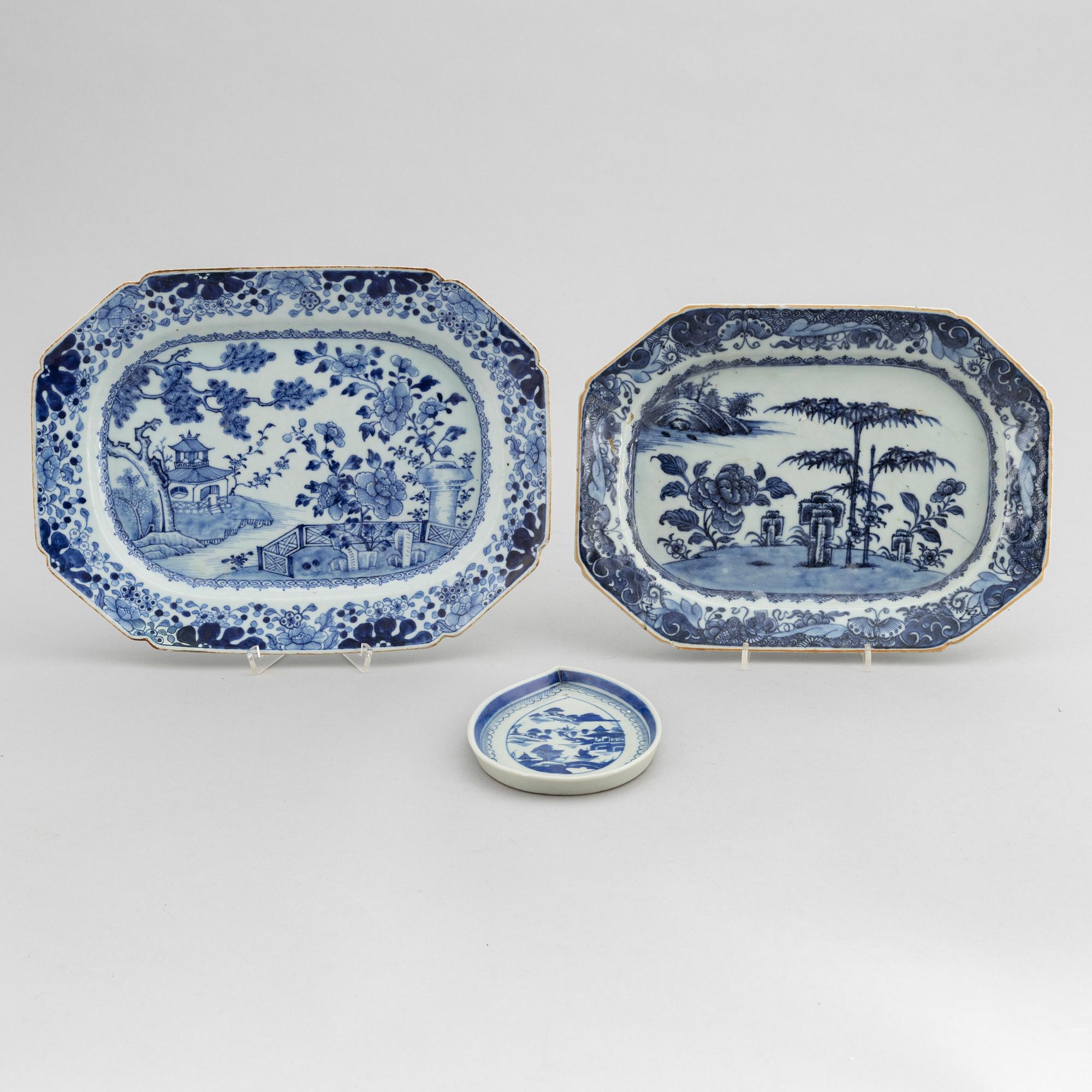 Serveringsfat, 3 stycken, porslin, Kina, Qingdynastin, Qianlong (1736-1795) samt Jiaqing (1796-1820).