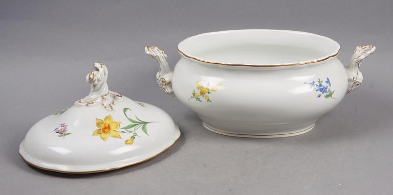 TERRIN MED LOCK, porslin, Meissen-liknande, 1900-tal.