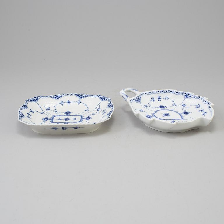 SERVIS, 44 delar, porslin, "Musselmalet", Royal Copenhagen, Danmark.