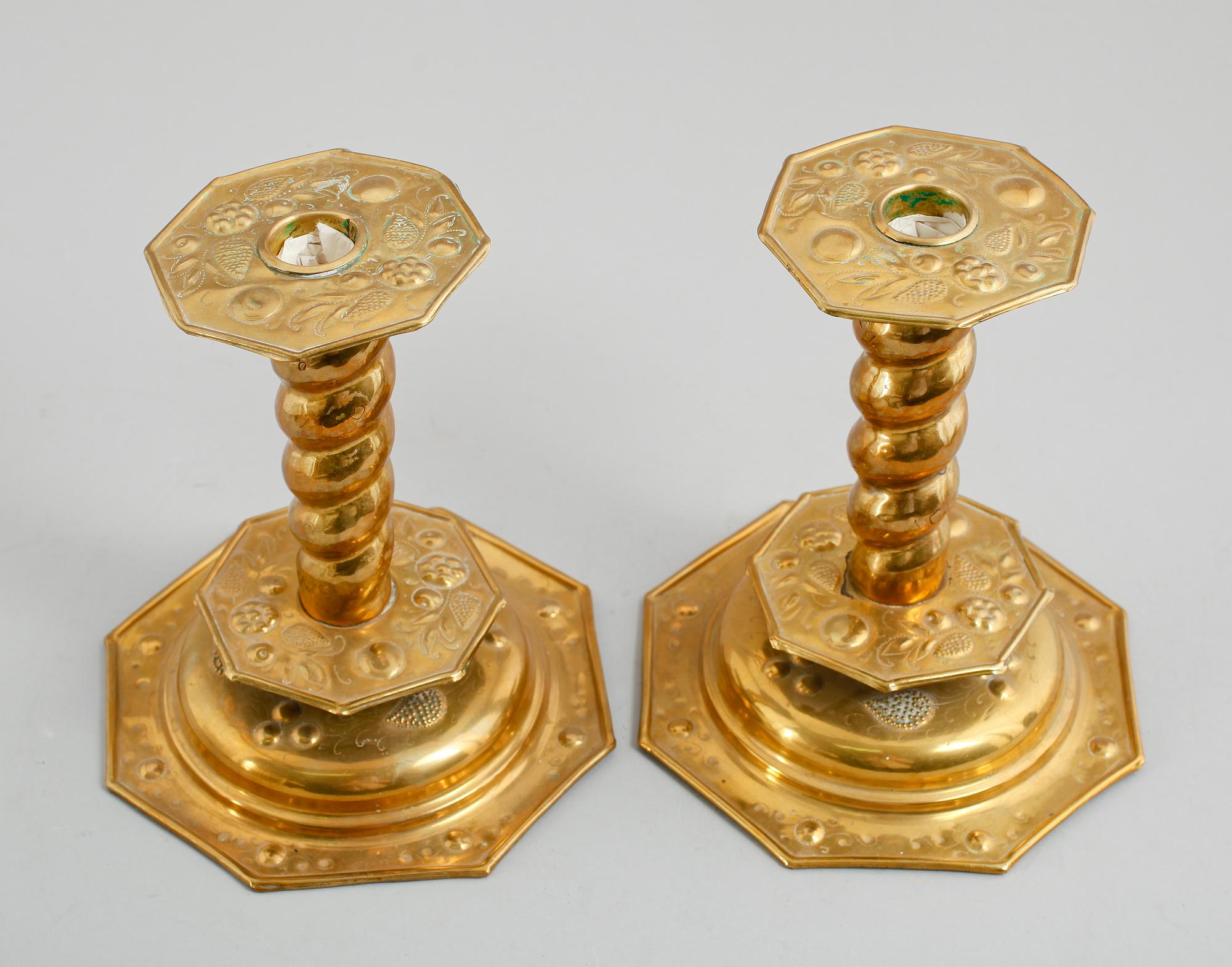 LJUSSTAKAR, 1 par, mässing, barock, 1700-/1800-tal.