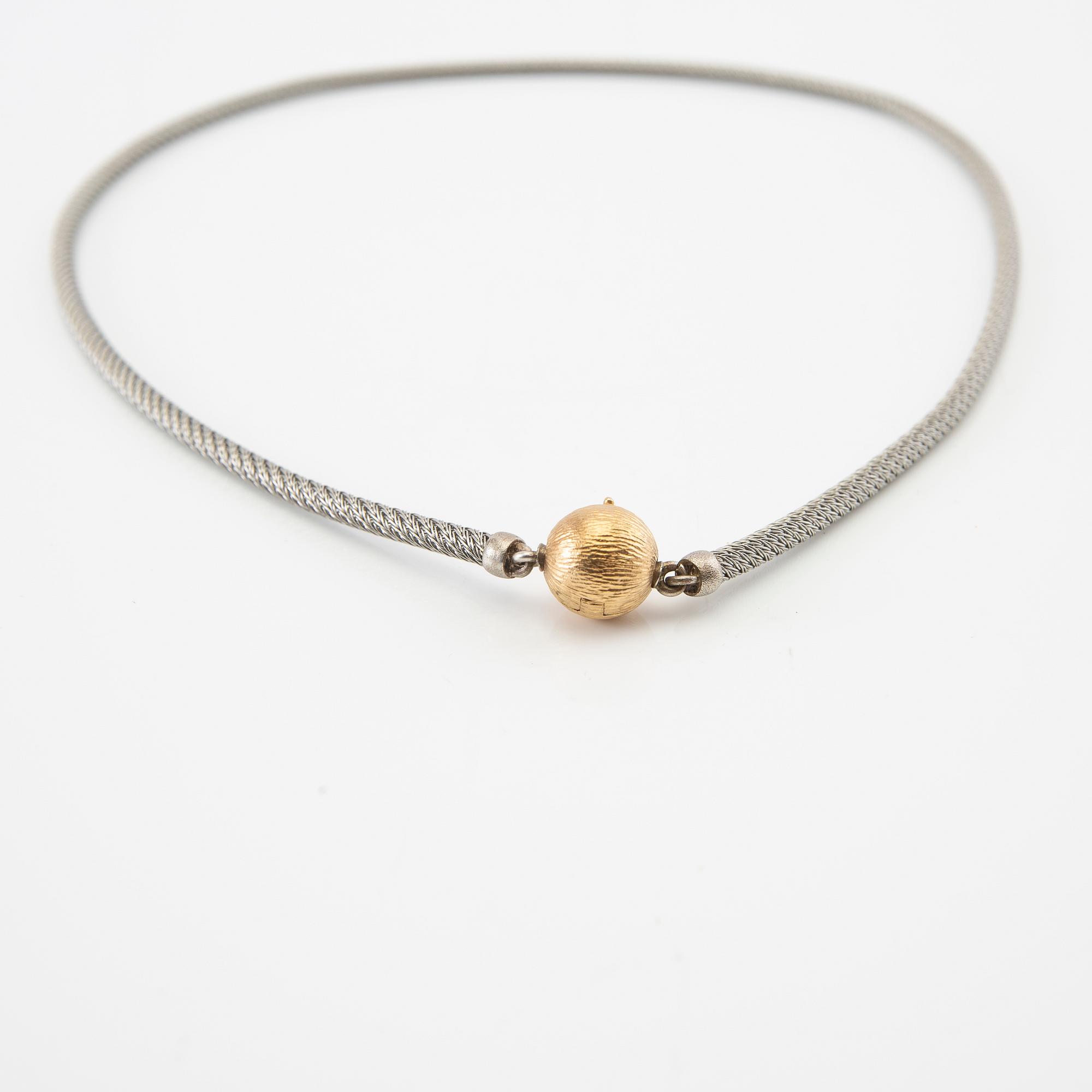 Ole Lynggaard, clasp in 18K gold with a necklace in silver.