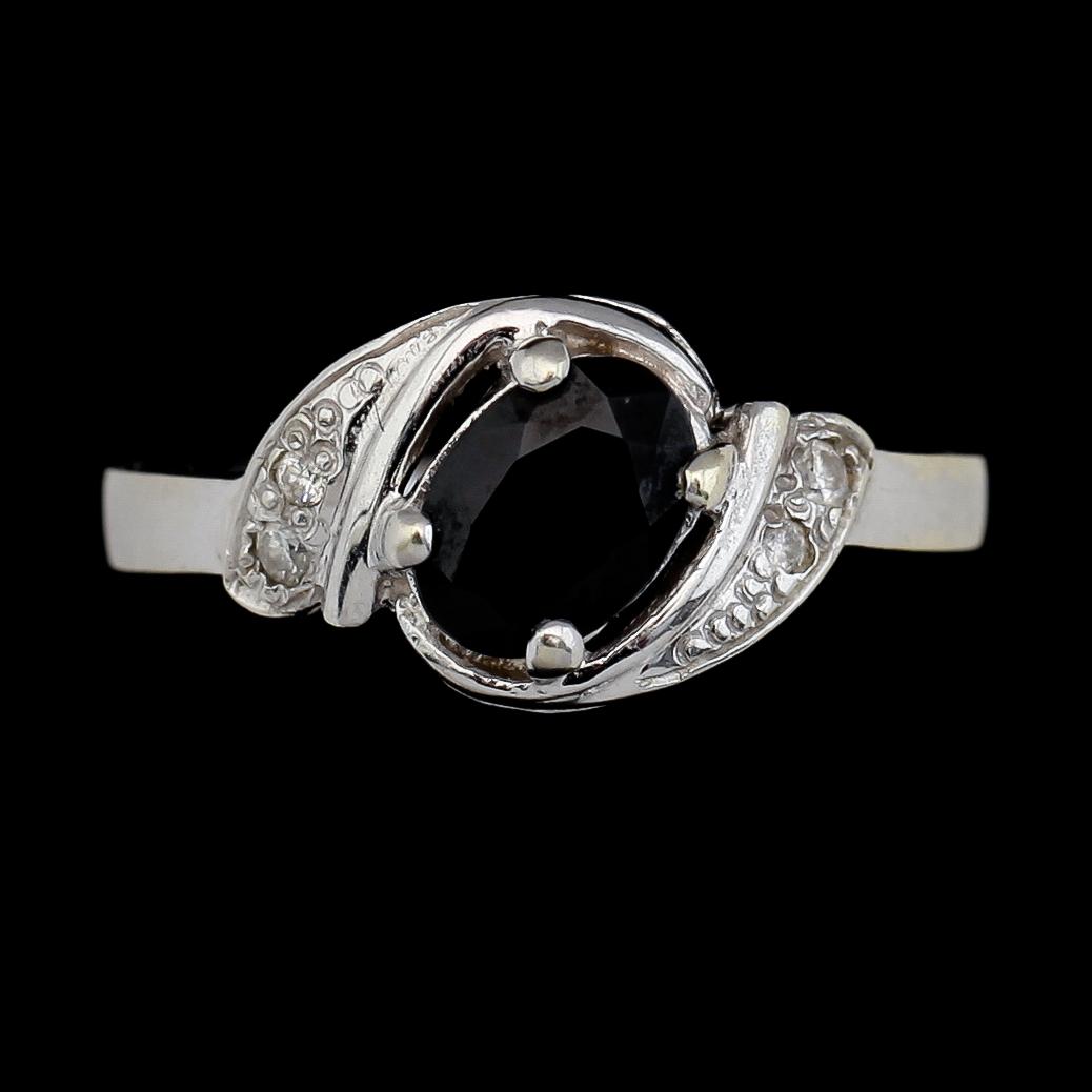 RING, vitguld med diamanter och safir. Total vikt ca 2,4 g.