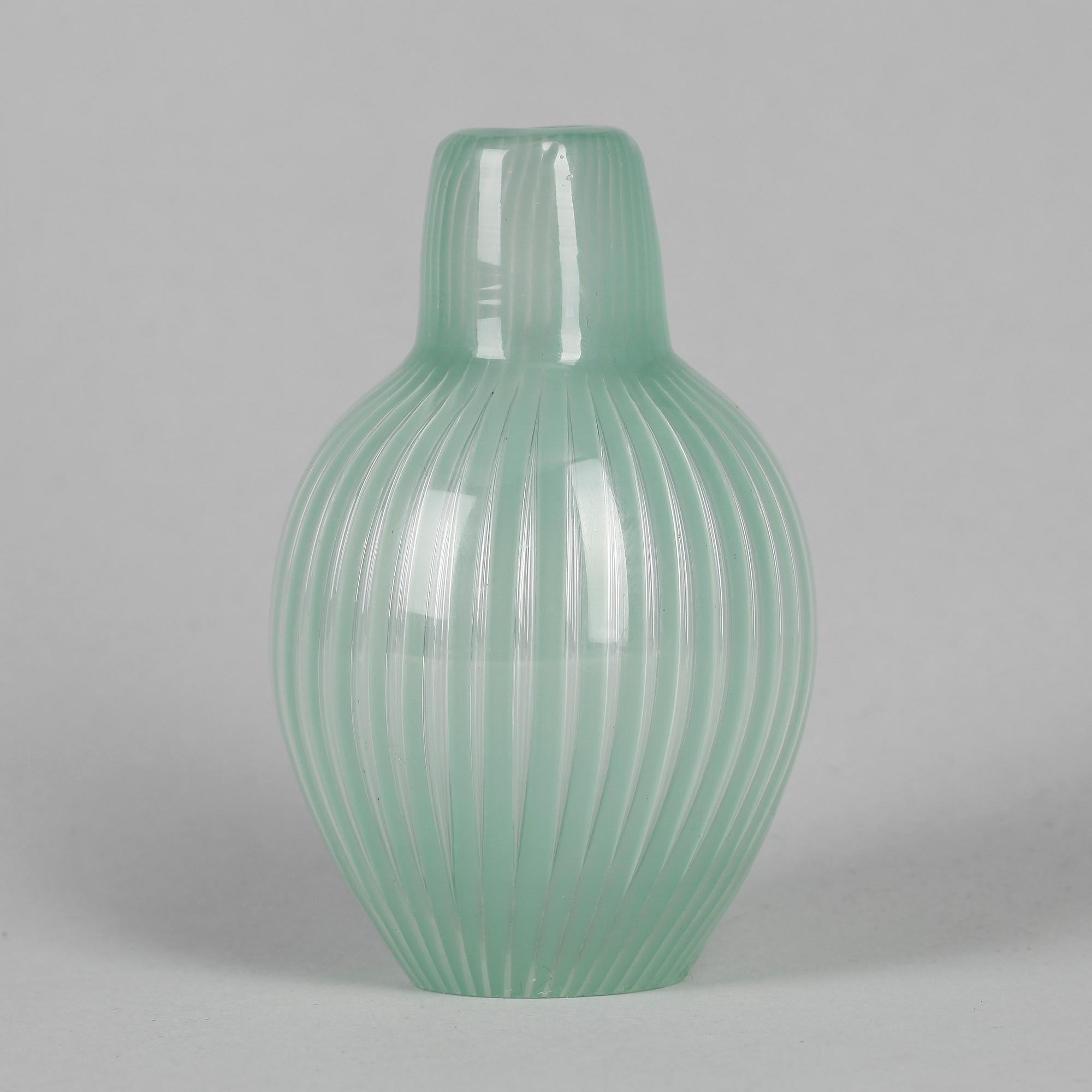 VAS, glas, Ariel, Edvin Öhrström Orrefors. Signerad.