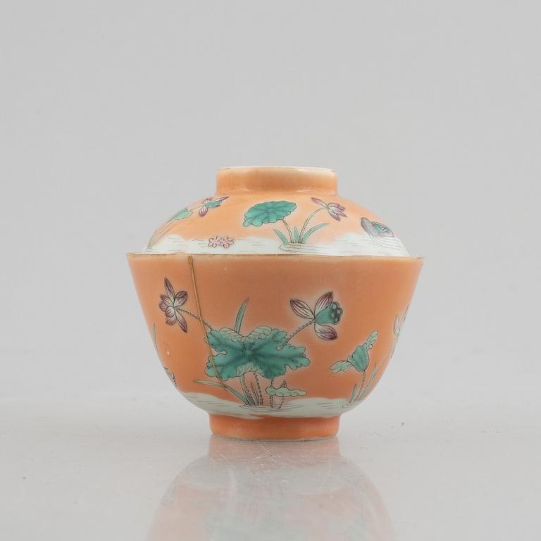 A 'mandarin duck' porcelain cup with cover, Qing dynasty, Daoguang seal mark.