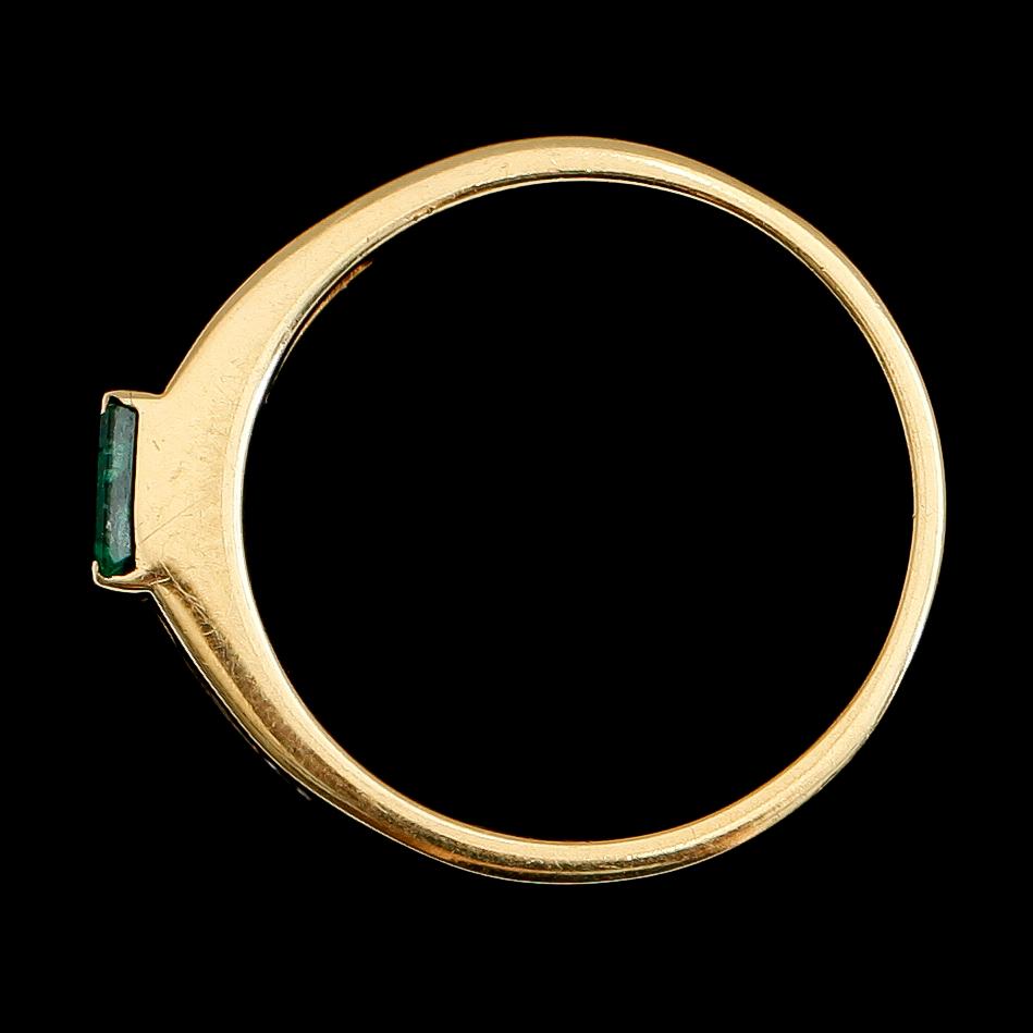 RING, 18 k guld, smaragd och baguettslipade diamanter.