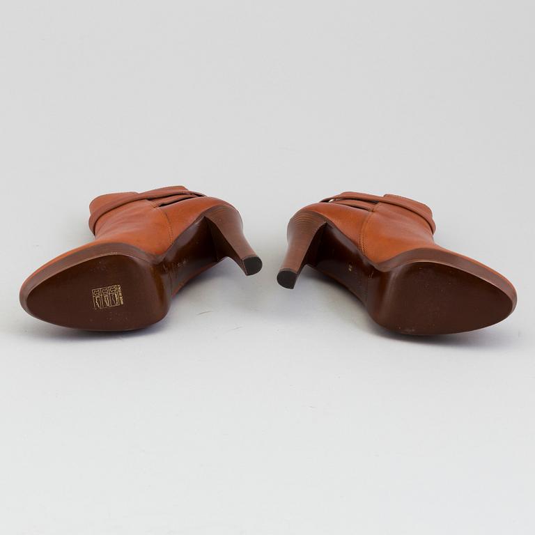 A pair of brandycoloured leather bootie by Raplh Lauren.