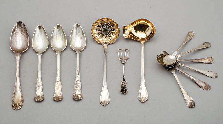 SILVERBESTICK, 13 delar, olika modeller, 1800-/1900-tal. Vikt ca 459 g.