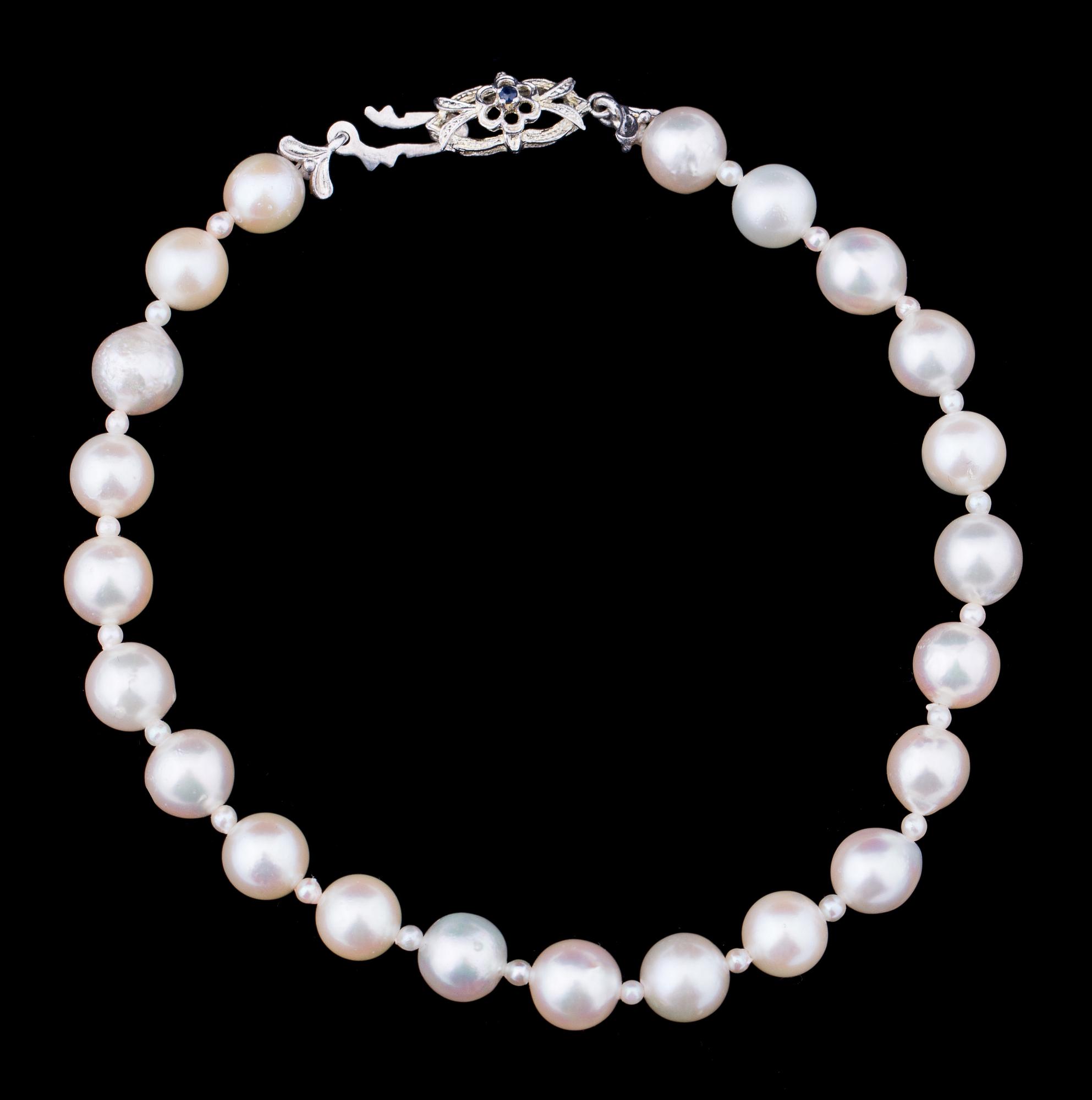 GARNITYR, pärlcollier 2 st samt pärlarmband, odlade saltvattenspärlor med silverlås.