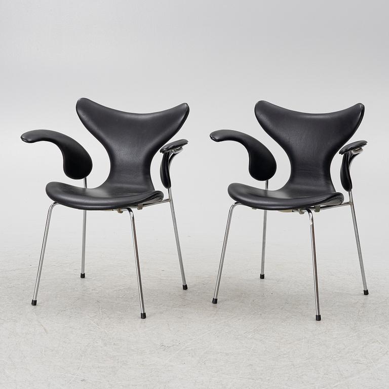 Arne Jacobsen, Armchairs a pair, "The Seagull/Lily" Fritz Hansen, 1970 and 1973.