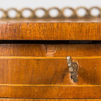 Sidobord/ lampbord, 1900-talets början.