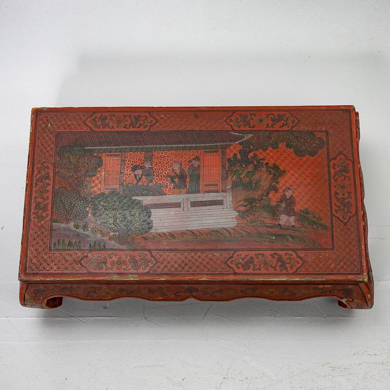 A Chinese red lacquered table, first quater of the 20th century.