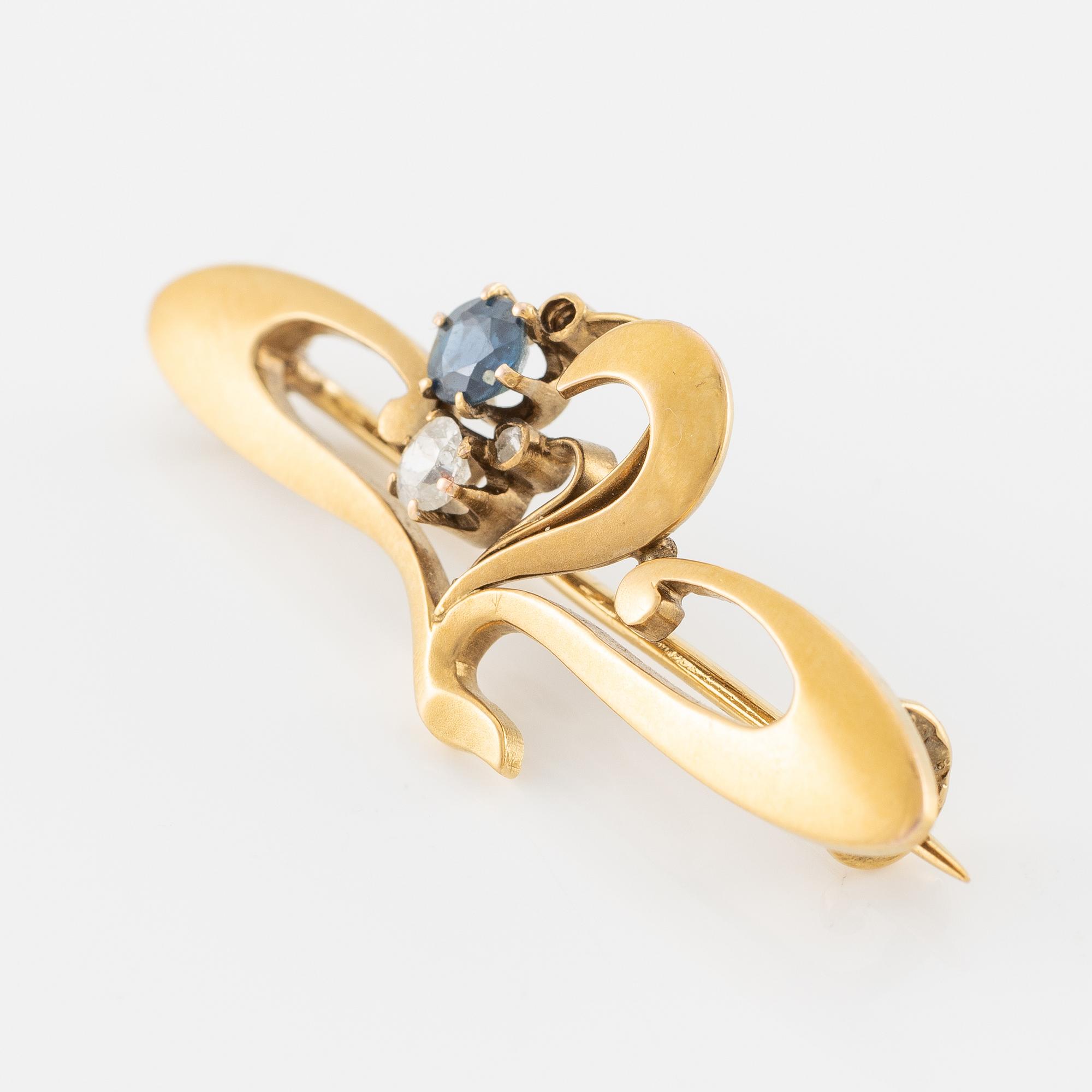 Brooch, 14K gold, Art Nouveau, set with a sapphire and old-cut diamonds.