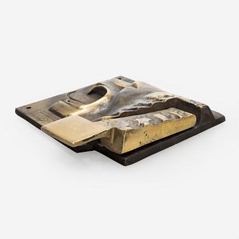 Armas Hutri, ovenkolkutin, pronssia, signeerattu massaan AH ja päivätty 1970.