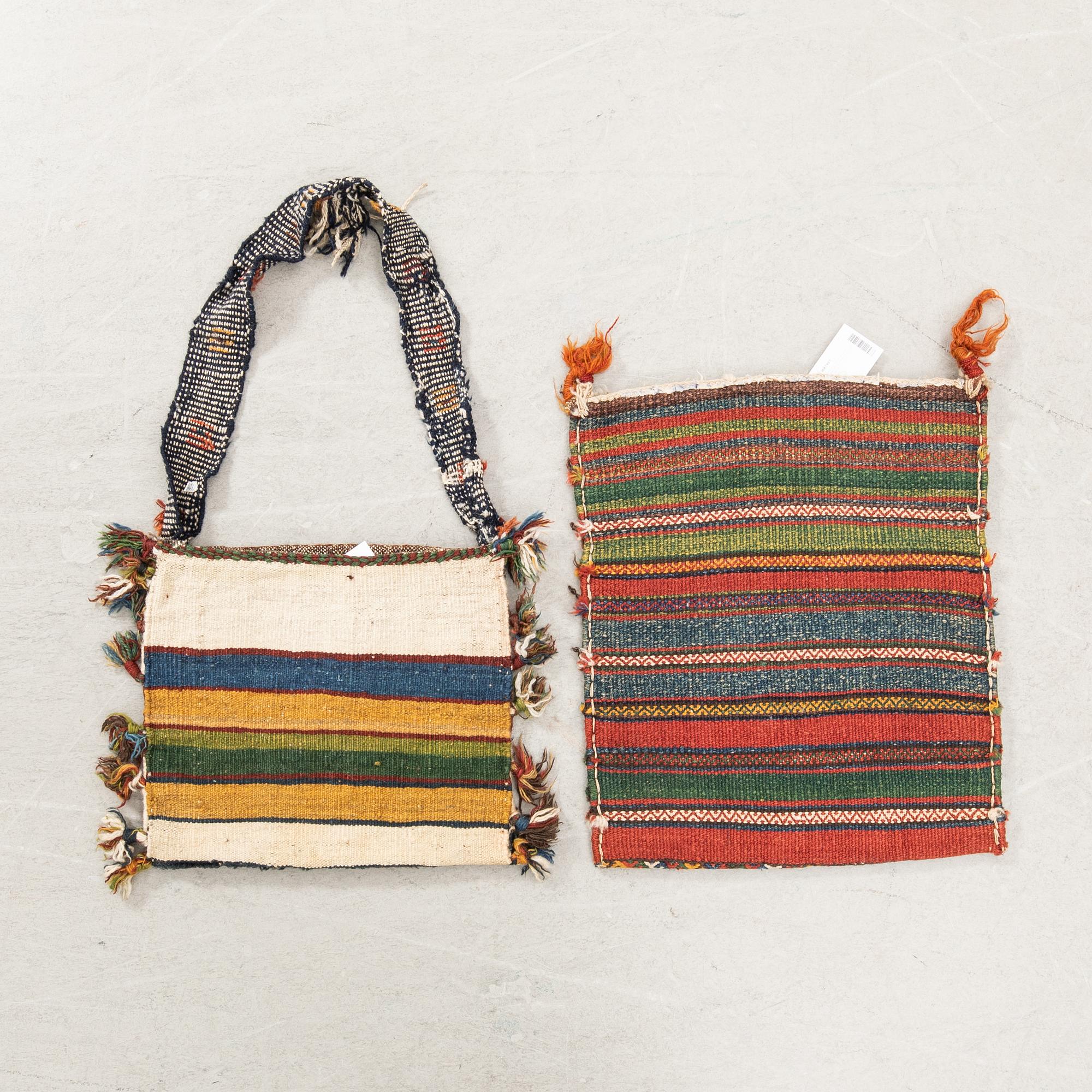 Väskor 2 st Chanteh, Afsar och Kashgai/Shiraz semiantika ca 33x38 cm (utan tofsar och band) och 49x44 cm.