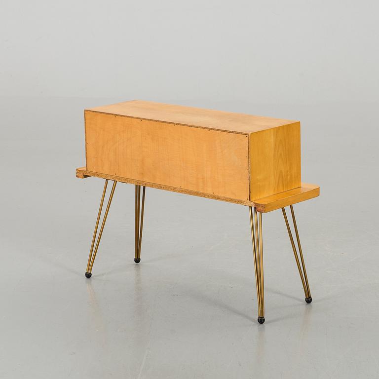 A 1940-50'S SIDEBOARD.