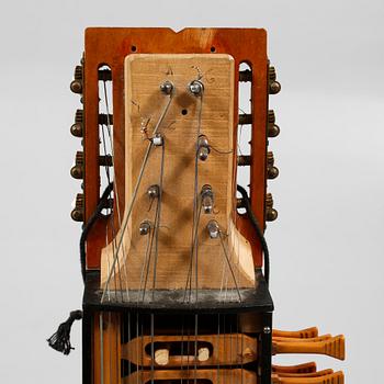 NYCKELHARPA, 1900-talets andra hälft.