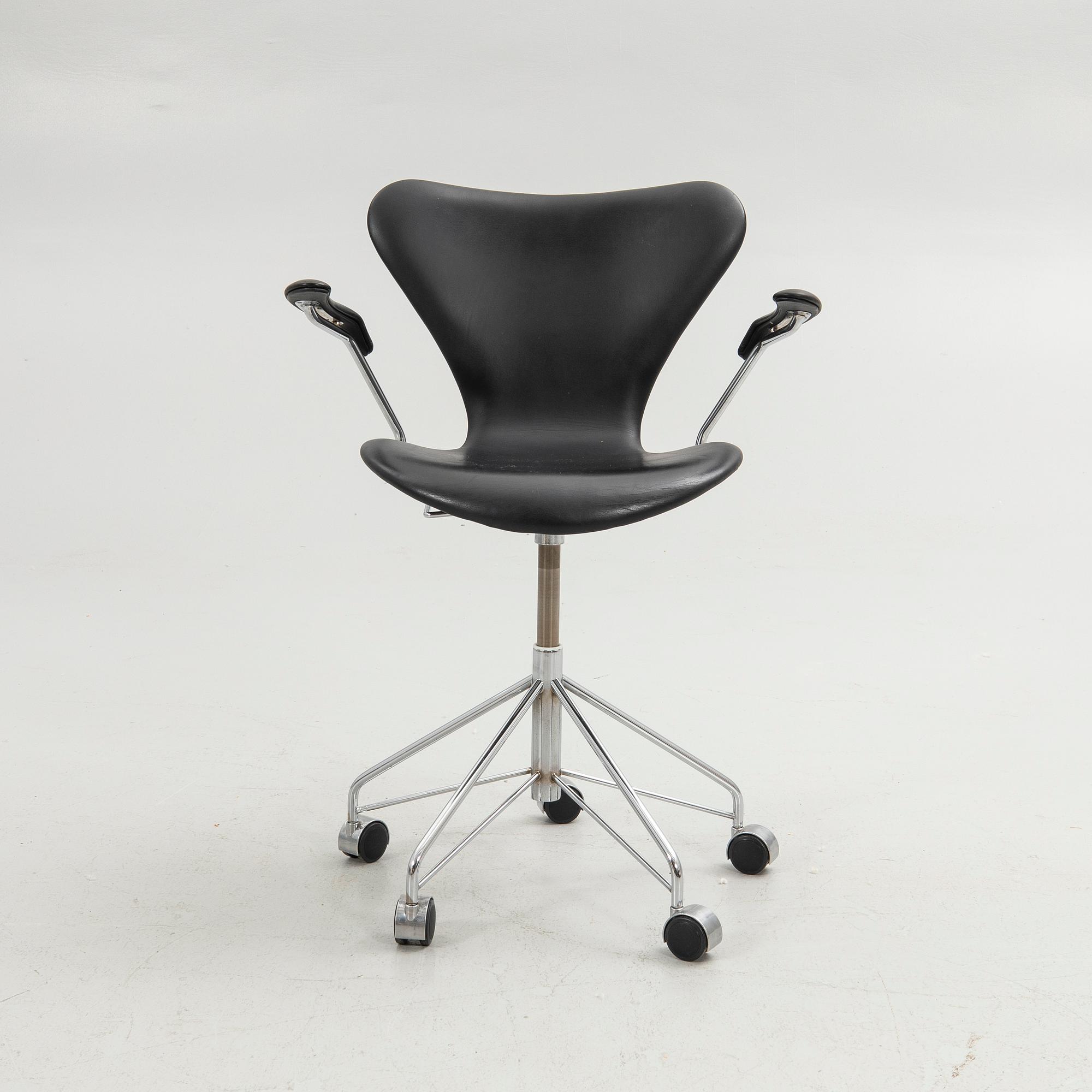 Arne Jacobsen, Office chair, "3217 Sjuan", Republic of Fritz Hansen, Denmark.