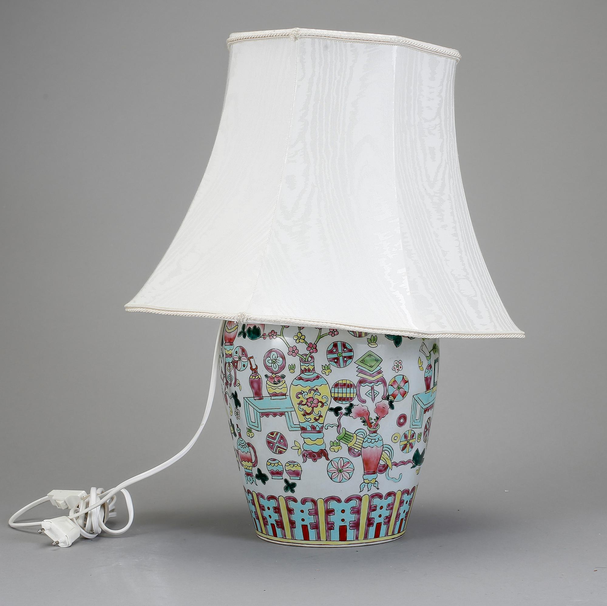 BORDSLAMPA, porslin, Kina, 1900-tal.