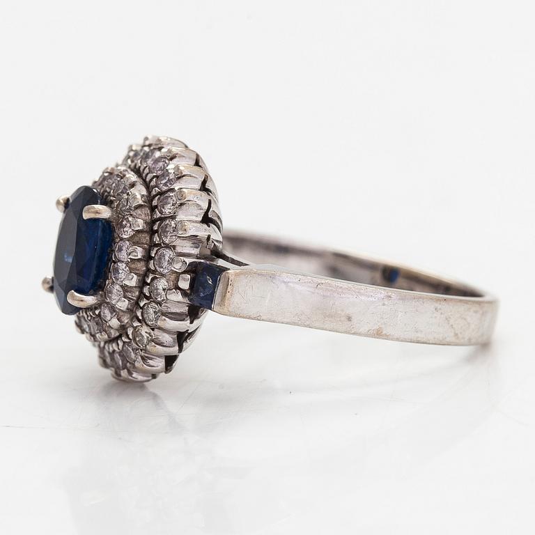 Sormus, n. 14K valkokultaa, safiireja ja timantteja yht. n. 0.40 ct.