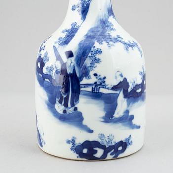 A blue and white ewer/vase, Qing dynasty, 19th Century.