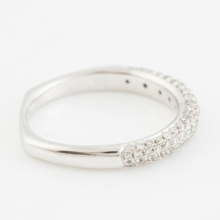 Ring, 18K white gold with small brilliant-cut diamonds.