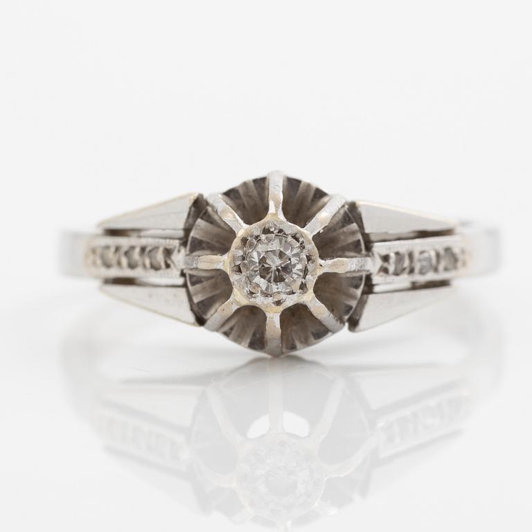 Ring, 18K vitguld med små diamanter.