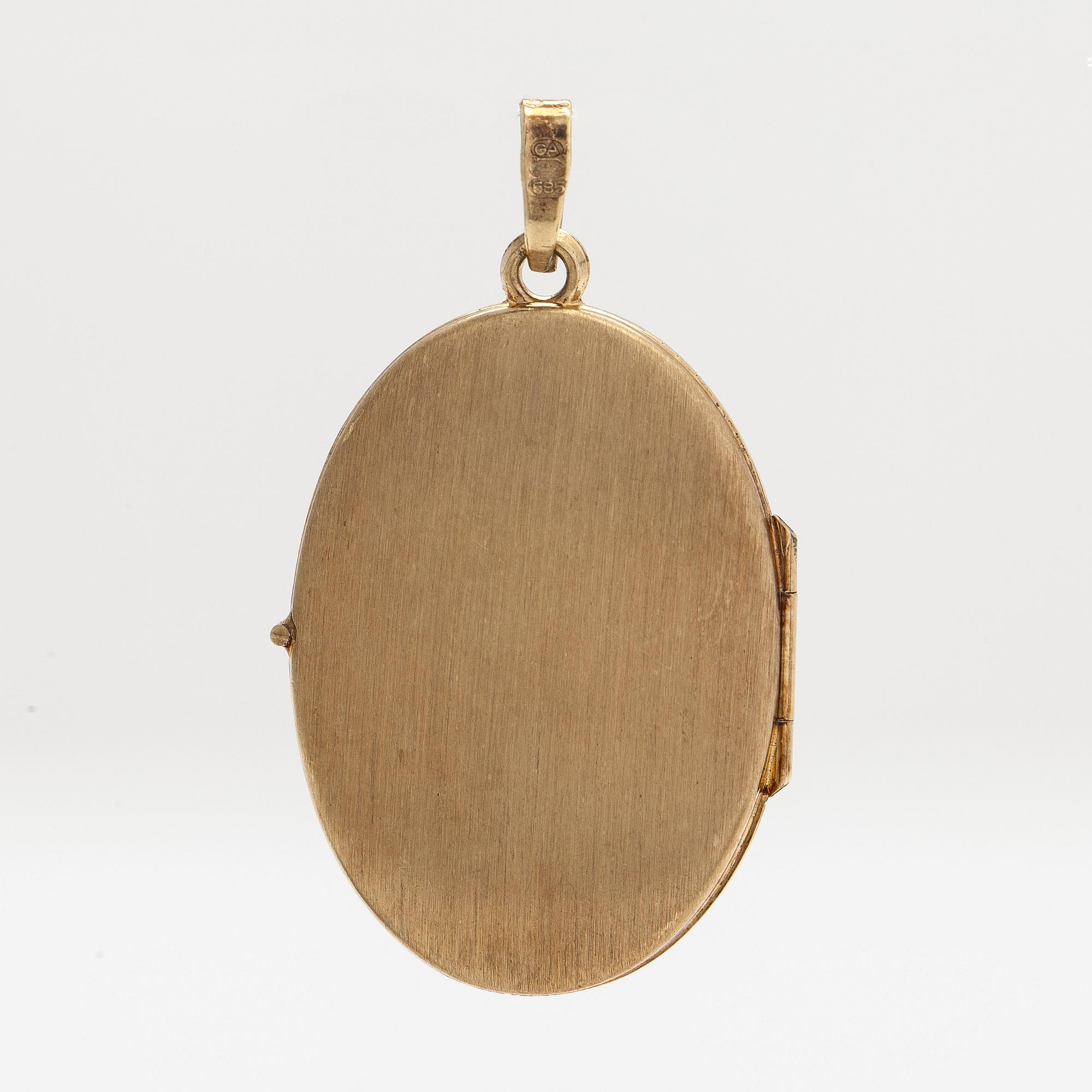 Medaljonki, 14K kultaa ja cabochon-hiottu safiiri. Suomalaiset tuontileimat.