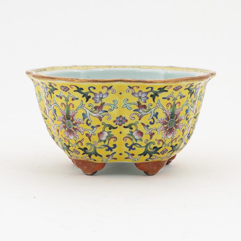 A Chinese flower pot, 20th Century.