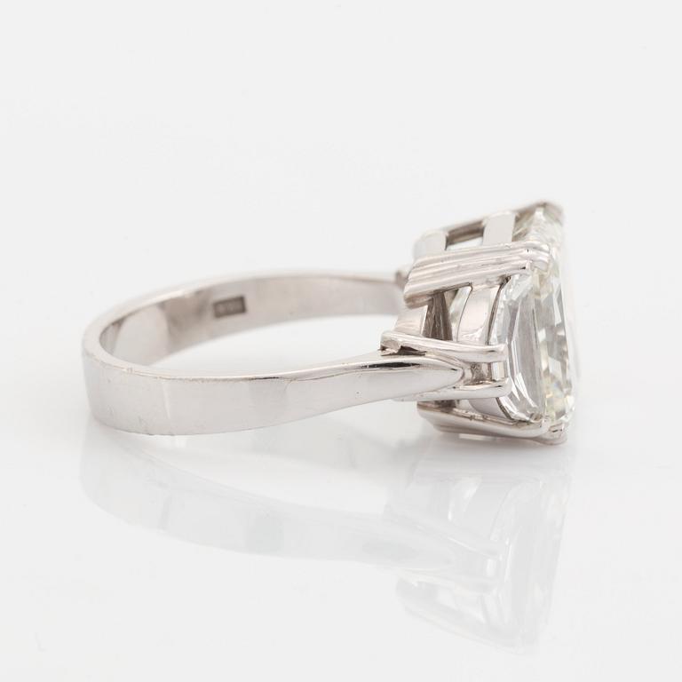 An 18K white gold ring set with a radiant-cut diamond weight 5.02 cts quality H vs2.