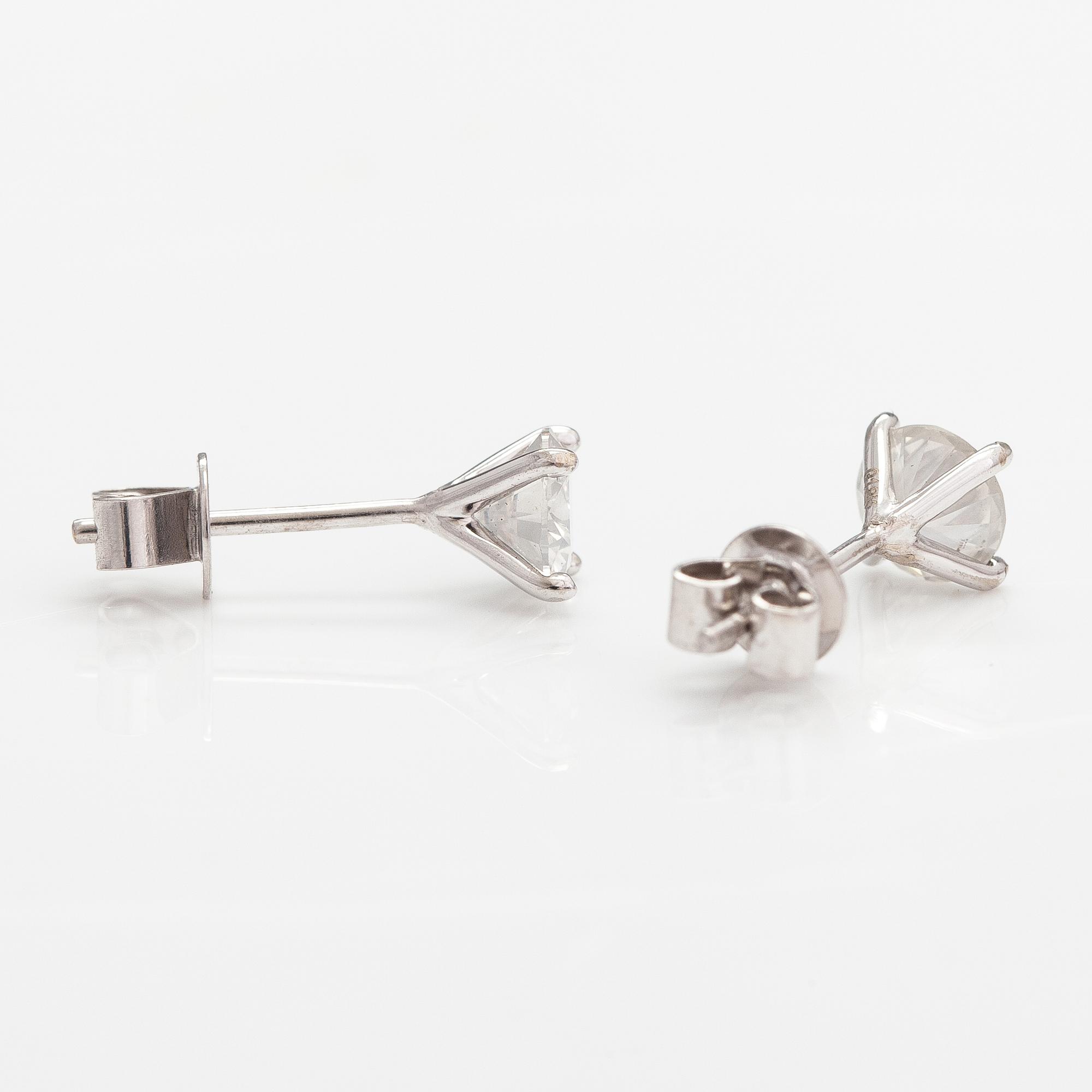 A pair of 18K white gold earrings with diamonds ca. 1.02 ct in total. AIG certificate.