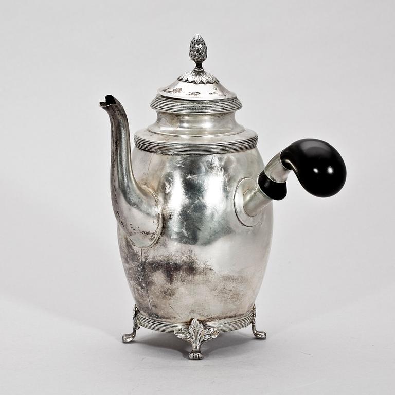 KAFFEKANNA, silver. Gustaviansk stil. David Andersson & Co  1909. Tot vikt ca 550 gram.